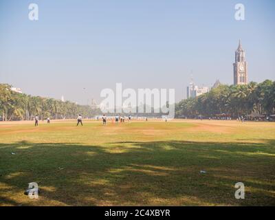 Mumbai, Inde - 5 décembre 2018 : les joueurs de cricket dans le parc central de Mumbai. Banque D'Images