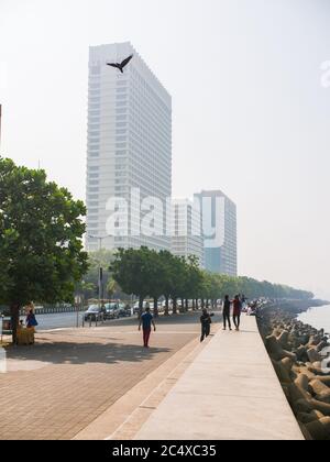 Mumbai, Inde - 17 décembre 2019 : allée de remblai de la ville de Mumbai avec gratte-ciel. Banque D'Images