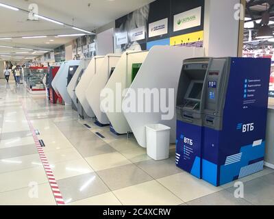 Distributeurs automatiques de billets dans un centre commercial en Russie. Machines de monnaie financière avec partitions. Banque D'Images