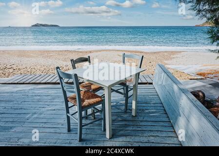 Île de Lesbos, Grèce - UN beau siège dans la mer Égée sur l'île de Lesvos, face à la mer. Dîner romantique au restaurant les vacances. GRE Banque D'Images