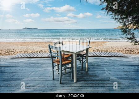 Île de Lesbos, Grèce - UN beau siège dans la mer Égée sur l'île de Lesvos, face à la mer. Dîner romantique au restaurant les vacances. GRE Banque D'Images