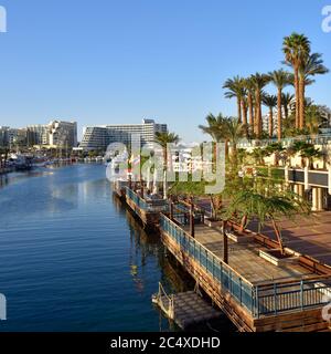 EILAT, ISRAËL - 31 MARS 2015: Vue sur Eilat au coucher du soleil, célèbre station internationale - la ville la plus au sud d'Israël Banque D'Images