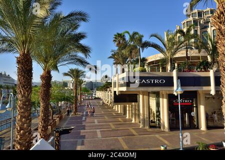 EILAT, ISRAËL - 31 MARS 2015 : promenade touristique dans la rue centrale d'Eilat au coucher du soleil, célèbre station internationale - la ville la plus au sud d'Israël Banque D'Images