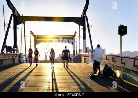 EILAT, ISRAËL - 31 MARS 2015 : un musicien non identifié se produit dans le pont d'Eilat au coucher du soleil. C'est l'un des populaires pour les spectacles en plein air Banque D'Images