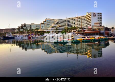 EILAT, ISRAËL - 31 MARS 2015 : ville d'Eilat présentée au coucher du soleil, célèbre station internationale - la ville la plus au sud d'Israël Banque D'Images