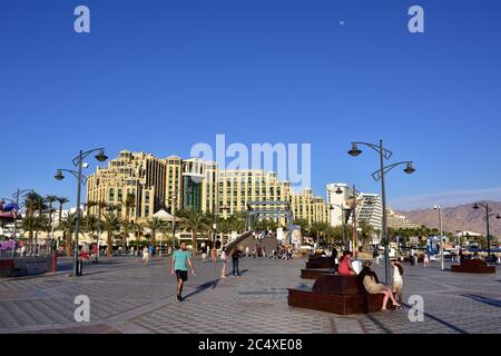 EILAT, ISRAËL - 31 MARS 2015 : randonnée touristique sur la place centrale d'Eilat à l'heure du coucher du soleil, célèbre station internationale - la ville la plus au sud d'Israël Banque D'Images