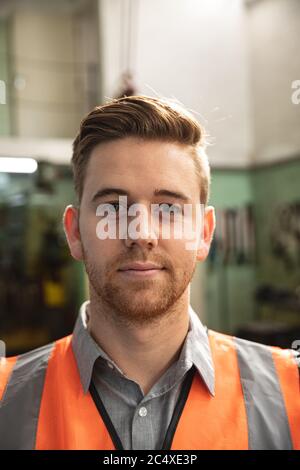 Portrait d'un ouvrier d'usine de sexe masculin portant une veste Hi-vis Banque D'Images