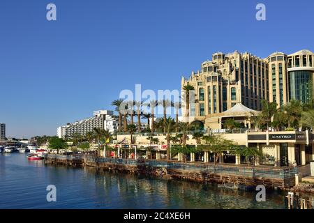 EILAT, ISRAËL - 31 MARS 2015 : ville d'Eilat présentée au coucher du soleil, célèbre station internationale - la ville la plus au sud d'Israël Banque D'Images