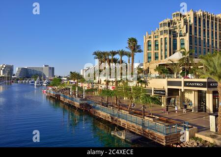 EILAT, ISRAËL - 31 MARS 2015 : ville d'Eilat présentée au coucher du soleil, célèbre station internationale - la ville la plus au sud d'Israël Banque D'Images