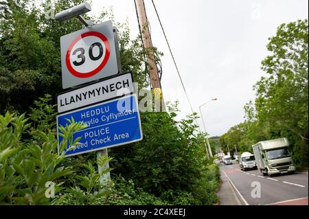 Un panneau à l'entrée de Llanymynech, où la frontière pour l'Angleterre et le pays de Galles court le long de la photo A483. Les établissements de boissons d'un côté de la ROUTE A, comme Cross Keys et Bradford Arms, accueilleront les clients le samedi 4 juillet, mais le Dolphin, un pub à l'intérieur de la frontière gallois, reste fermé. Banque D'Images