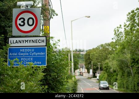 Un panneau à l'entrée de Llanymynech, où la frontière pour l'Angleterre et le pays de Galles court le long de la photo A483. Les établissements de boissons d'un côté de la ROUTE A, comme Cross Keys et Bradford Arms, accueilleront les clients le samedi 4 juillet, mais le Dolphin, un pub à l'intérieur de la frontière gallois, reste fermé. Banque D'Images