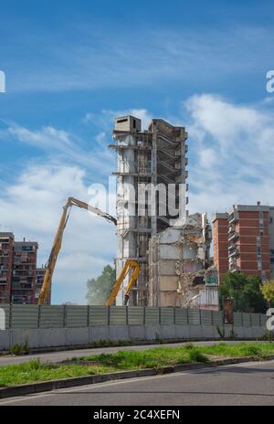 Naples - Italie. 11 juin 2020 : la démolition du bâtiment vela di scampia a commencé le 20 février 2020 Banque D'Images