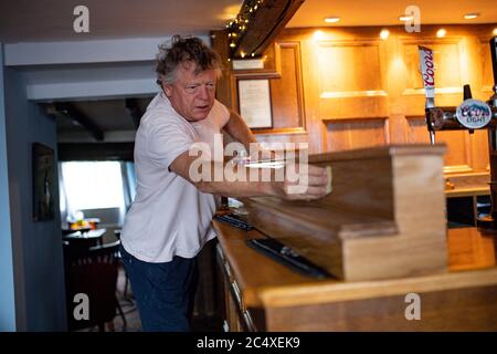 John Turner, propriétaire du pub Dolphin à Llanymynech, où la frontière pour l'Angleterre et le pays de Galles s'étend le long de l'A483. Les établissements de boissons d'un côté de la ROUTE A, comme Cross Keys et Bradford Arms, accueilleront les clients le samedi 4 juillet, mais le Dolphin, un pub à l'intérieur de la frontière gallois, reste fermé. Banque D'Images