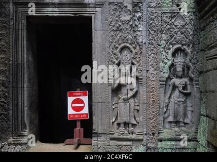 23 octobre 2019, Cambodge, Siem REAB: Panneau 'No exit' sur un bâtiment abandonné du temple Ta Prohm. Le monastère du temple était le décor du film 'Tomb Raider' et est donc l'un des bâtiments les plus visités du complexe du temple. Construit par le roi Jayavarman VII au XIIe siècle, le bâtiment est en grande partie en ruines et se trouve à environ deux kilomètres du temple principal d'Angkor Wat. Photo: Soeren Stache/dpa-Zentralbild/ZB Banque D'Images