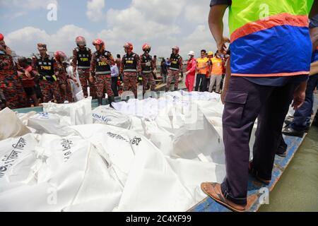 Dhaka, Bangladesh. 29 juin 2020. Les corps récupérés par les sauveteurs sont alignés après une coulée sur le fleuve Buriganga à Dhaka, au Bangladesh, le 29 juin 2020. Des cadavres de 30 personnes, dont huit femmes et trois enfants, ont été récupérés après un lancement, transportant plus de 100 passagers, chavirés dans le fleuve Buriganga. Crédit: Suvra Kanti Das/ZUMA Wire/Alay Live News Banque D'Images