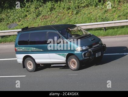 1995 Mitsubishi Delica Space Gear Green Field ; véhicules mobiles pour la circulation routière, voitures des années 90 conduisant des véhicules sur les routes britanniques, moteurs, conduite sur le réseau d'autoroute M6. Banque D'Images