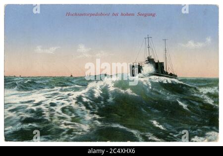 Carte postale photo colorisée historique allemande : bateau torpille n° 110 sur une vague en mer, Marine impériale allemande, World War One 1914-1918. Banque D'Images