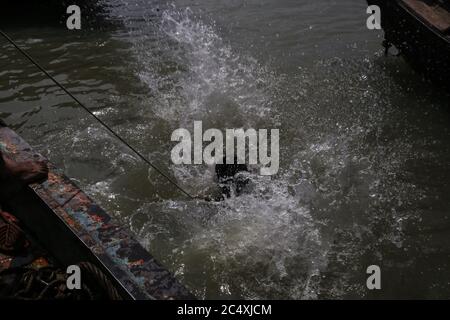 Dhaka, Dhaka, Bangladesh. 29 juin 2020. Un plongeur plonge pour repérer où le navire a coulé pour sauver les cadavres. Crédit: Md Rakibul Hasan/ZUMA Wire/Alay Live News Banque D'Images