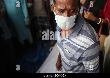 Dhaka, Dhaka, Bangladesh. 29 juin 2020. Un parent d'une personne morte regarde vide dans la douleur. Crédit: Md Rakibul Hasan/ZUMA Wire/Alay Live News Banque D'Images