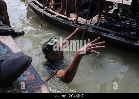 Dhaka, Dhaka, Bangladesh. 29 juin 2020. Un plongeur explique la position du navire sous l'eau à ses officiers supérieurs. Crédit: Md Rakibul Hasan/ZUMA Wire/Alay Live News Banque D'Images