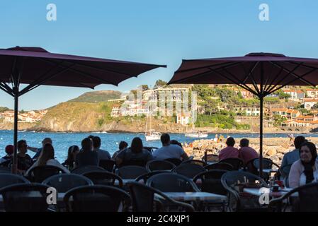 Coliure, France : 2020 juin 22 : Restaurant dans la vieille ville de Collioure, France, une station balnéaire populaire sur la mer Méditerranée, vue panoramique avec l'RO Banque D'Images