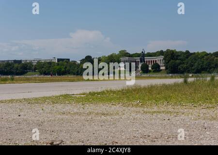 Statue der Bavaria auf der leeren Theresienwiese à München, ohne Oktoberfest, Corona, 2020 Banque D'Images