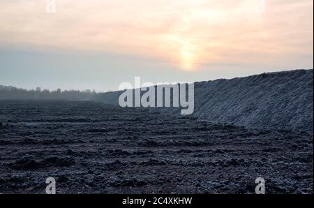 Lever du soleil sur un site d'excavation de tourbe dans le nord-ouest de l'Allemagne Banque D'Images