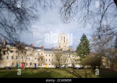 La tour gothique du Wills Memorial Building, Université de Bristol, vue depuis les terrasses géorgiennes de Berkeley Square. Banque D'Images
