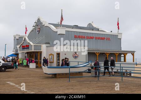 Santa Monica, Californie, Etats-Unis- 12 juin 2015: Vue sur le bâtiment du restaurant, Bubba Gump Shrimp Co. Sur la jetée de la plage de Santa Monica. Banque D'Images