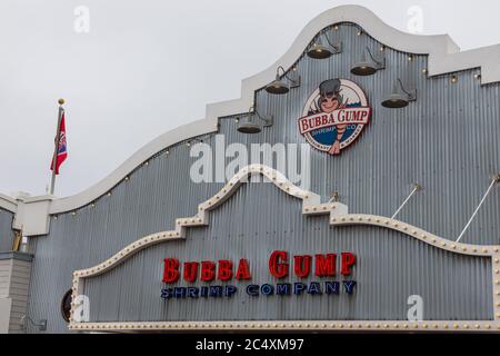 Santa Monica, Californie, Etats-Unis- 12 juin 2015: Vue sur le bâtiment du restaurant, Bubba Gump Shrimp Co. Sur la jetée de la plage de Santa Monica. Banque D'Images