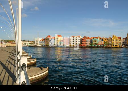 WILLEMSTAD, CURACAO - 22 NOVEMBRE 2007 : les pontons du pont Queen Emma qui s'ouvre dans le centre-ville de Willemstad avec les maisons colorées à Banque D'Images