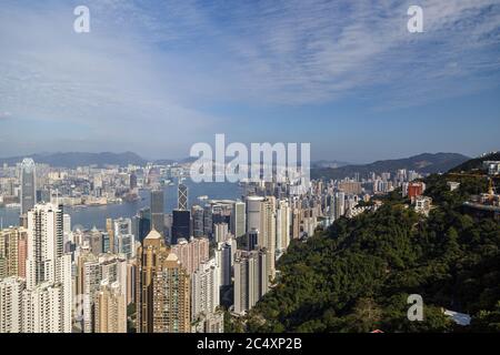 HONG KONG, CHINE - VERS 2020 : vue imprenable sur la ville de Hong Kong depuis le sommet de Victoria Banque D'Images