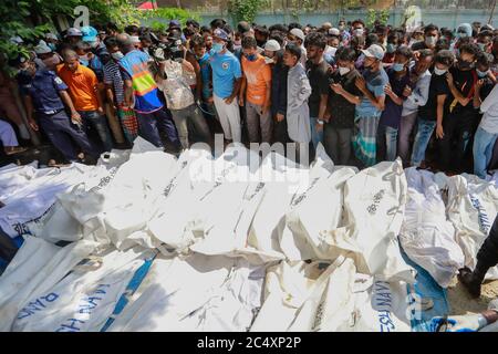 Dhaka, Bangladesh. 29 juin 2020. Les corps récupérés par les sauveteurs sont alignés après un lancement sur le fleuve Buriganga à Dhaka, au Bangladesh. Des cadavres de 30 personnes, dont huit femmes et trois enfants, ont été récupérés après un lancement, transportant plus de 100 passagers, chavirés dans le fleuve Buriganga. Crédit: Suvra Kanti Das/ZUMA Wire/Alay Live News Banque D'Images