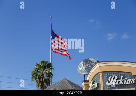 Orlando, Floride, États-Unis - CIRCA, 2019: : Perkins Family Restaurant and Bakery situation avec drapeau américain survolant un ciel bleu vif Banque D'Images