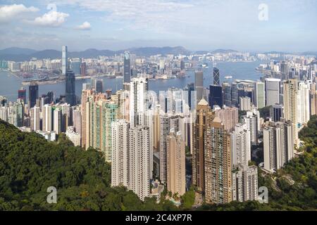 HONG KONG, CHINE - VERS 2020 : vue imprenable sur la ville de Hong Kong depuis le sommet de Victoria Banque D'Images
