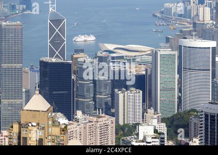 HONG KONG, CHINE - VERS 2020 : vue imprenable sur la ville de Hong Kong depuis le sommet de Victoria Banque D'Images