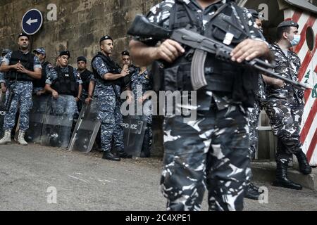 Beyrouth, Liban. 29 juin 2020. Des policiers anti-émeutes libanais tiennent des gardes devant le ministère libanais des Affaires étrangères lors d'une rencontre entre l'ambassadeur américain au Liban Dorothy Shea et le ministre libanais des Affaires étrangères Nassif Hitti, Un jour après qu'il ait convoqué Shea à la suite de sa récente critique télévisée du mouvement du Hezbollah soutenu par l'Iran qui a déclenché une interdiction de justice sur les entretiens avec les médias d'elle. Crédit : Marwan Naamani/dpa/Alay Live News Banque D'Images