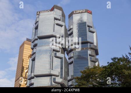 Hongkong, Chine - novembre 2019 : tours jumelles du centre Lippo, bâtiments emblématiques à l'architecture moderne à Hong Kong. Banque D'Images