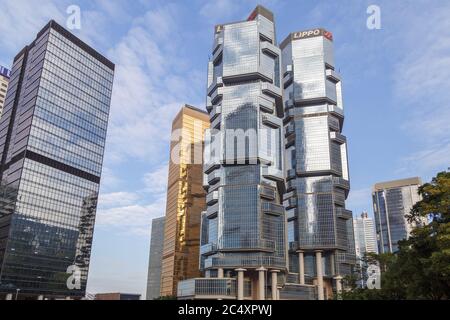 Hongkong, Chine - novembre 2019 : tours jumelles du centre Lippo, bâtiments emblématiques à l'architecture moderne à Hong Kong. Banque D'Images