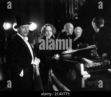 MARLENE DIETRICH et son mari RUDOLF SIEBER et CECIL B. Demille et son épouse CONSTANCE signent un registre pour l'hôte CONRAD NAGEL à Hollywood première du GRAND HOTEL au Grauman's Chinese Theatre 2 mai 1932 Banque D'Images