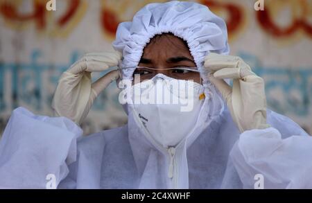 Mumbai, Inde. 29 juin 2020. Une travailleuse de la santé vêtue d'un équipement de protection individuelle (EPI) suit ses lunettes.le gouvernement Maharashtra a prolongé le verrouillage du coronavirus (COVID-19) jusqu'en juillet 31 dans le contexte d'une croissance régulière du nombre d'infectés par le COVID-19 dans l'État. Les mouvements pour les activités non essentielles seront limités dans les quartiers. Crédit : SOPA Images Limited/Alamy Live News Banque D'Images