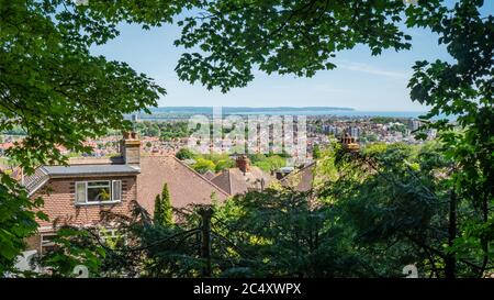 Vieille ville, Eastbourne, East Sussex, Angleterre. Vue en hauteur sur la populaire ville côtière de la côte sud, avec vue sur la Manche. Banque D'Images