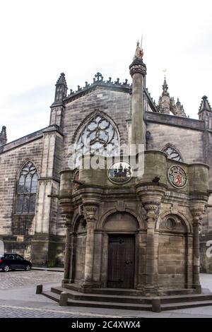 La vieille ville d'Édimbourg Mercator Cross en face de la cathédrale St Giles Banque D'Images