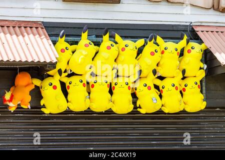 Jouets Pokemon de Pikachu jaune, prix de la stalle du parc d'expositions accrochés au parc à thème Chessington World of Adventures à Surrey, dans le sud-est de l'Angleterre Banque D'Images