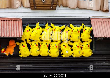 Jouets Pokemon de Pikachu jaune, prix de la stalle du parc d'expositions accrochés au parc à thème Chessington World of Adventures à Surrey, dans le sud-est de l'Angleterre Banque D'Images