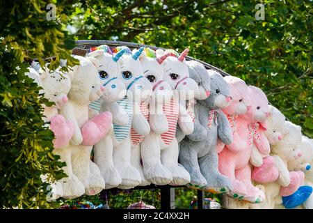 Des prix de stand de licorne et d'ours en peluche accrochés au parc d'attractions Chessington World of Adventures, dans le Surrey, au sud-est de l'Angleterre Banque D'Images