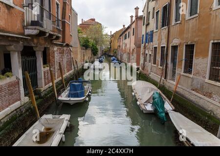 Venise, Italie - VERS 2020: Vue sur un canal d'eau vide à Venise Italie. Concept des effets de la condamnation due au coronavirus COVID-19. Pittoresque Banque D'Images