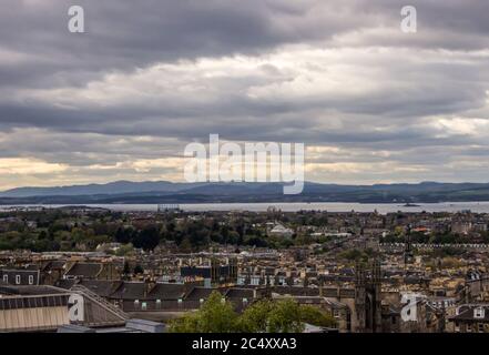 Vue sur Firth of Forth et Leah en fin d'après-midi, donnant tout un bleu, comme vu de Calton Hill à Édimbourg, Royaume-Uni Banque D'Images