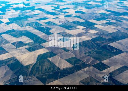 Vue aérienne des cercles de récolte et des carrés de récolte de l'Idaho près de la rivière Snake. Champs en forme de cercle et champs en forme de carré Banque D'Images