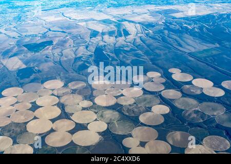 Vue aérienne des cercles de récolte et des carrés de récolte de l'Idaho près de la rivière Snake. Champs en forme de cercle et champs en forme de carré Banque D'Images